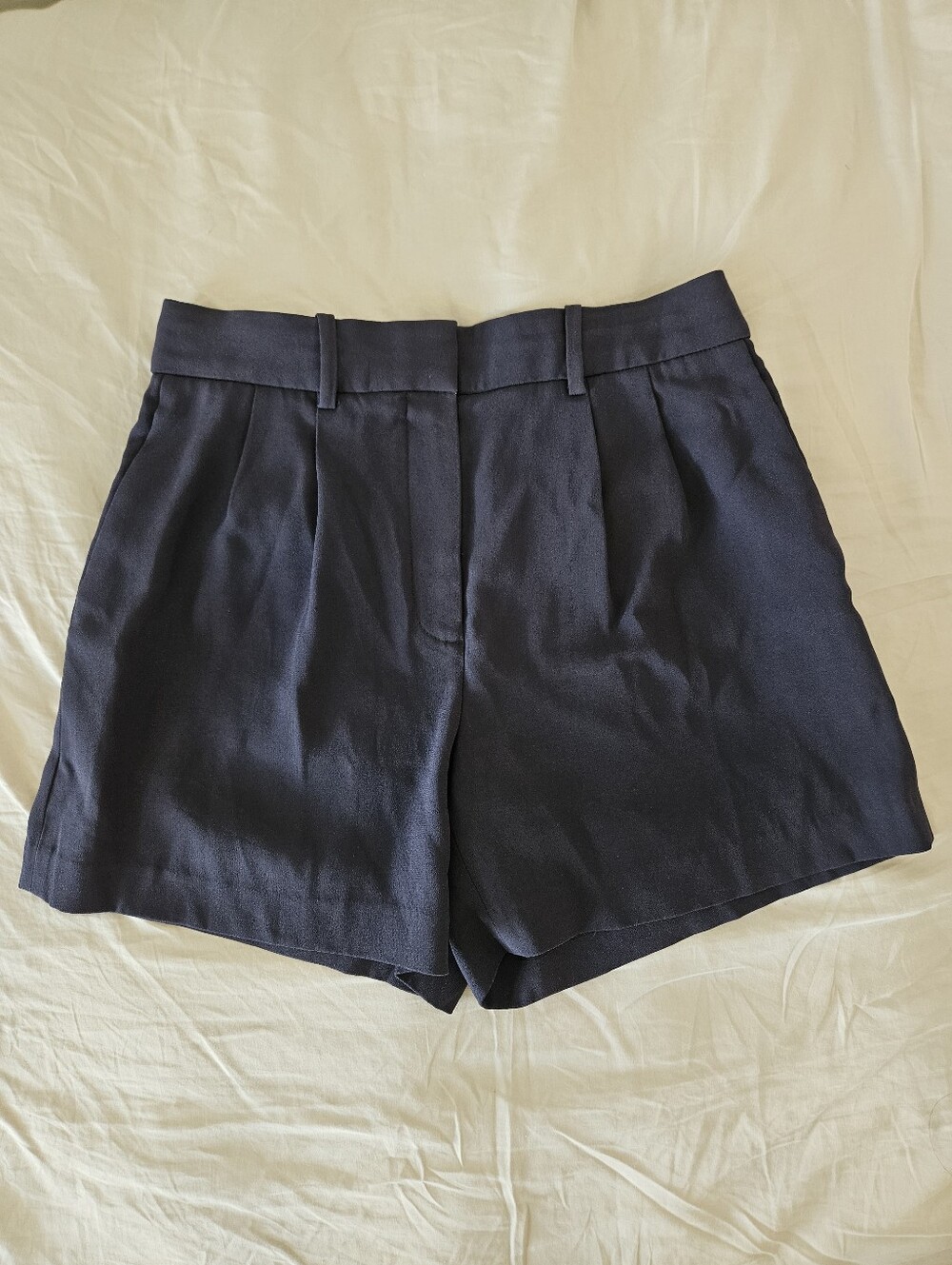 Aritizia Babaton Crepette Pleated Shorts